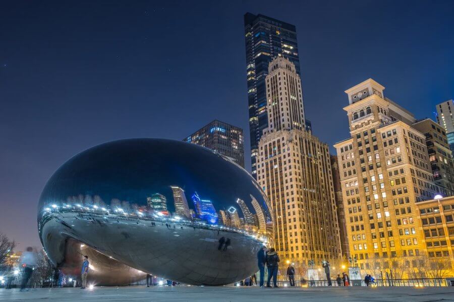 the bean reflection the chicago skyline in millennium park