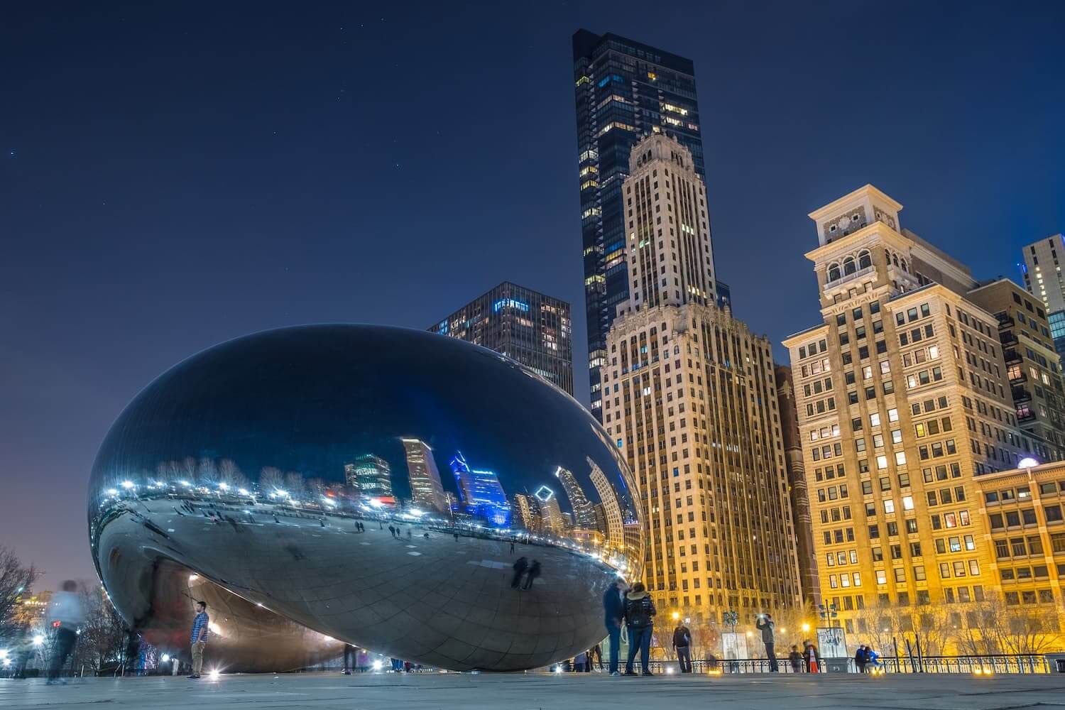 the bean reflection the chicago skyline in millennium park