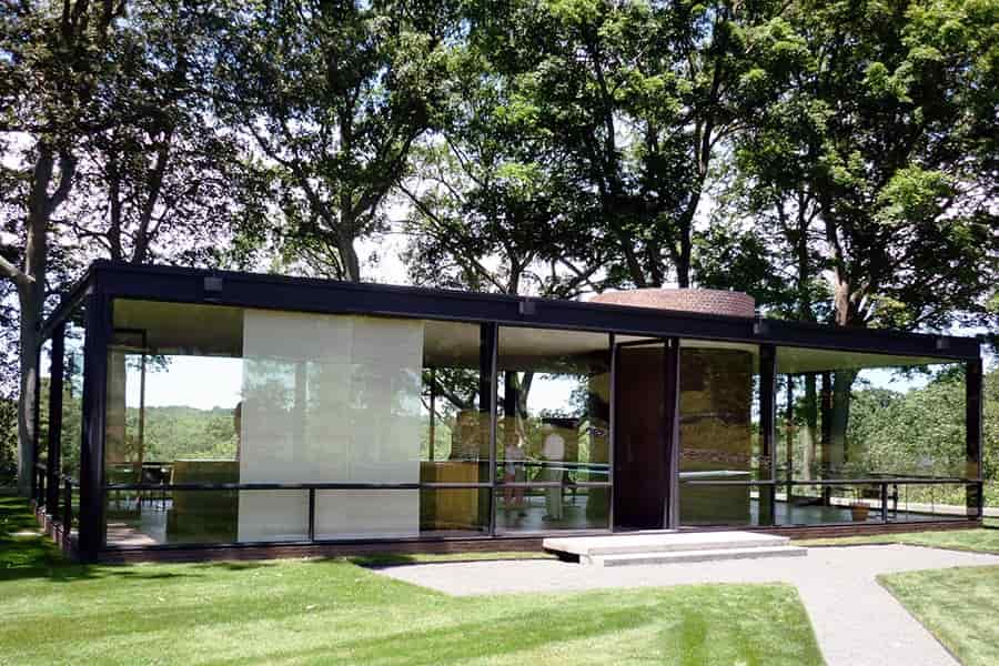 an exterior view showing the entirety of philip johnson's architectural glass house