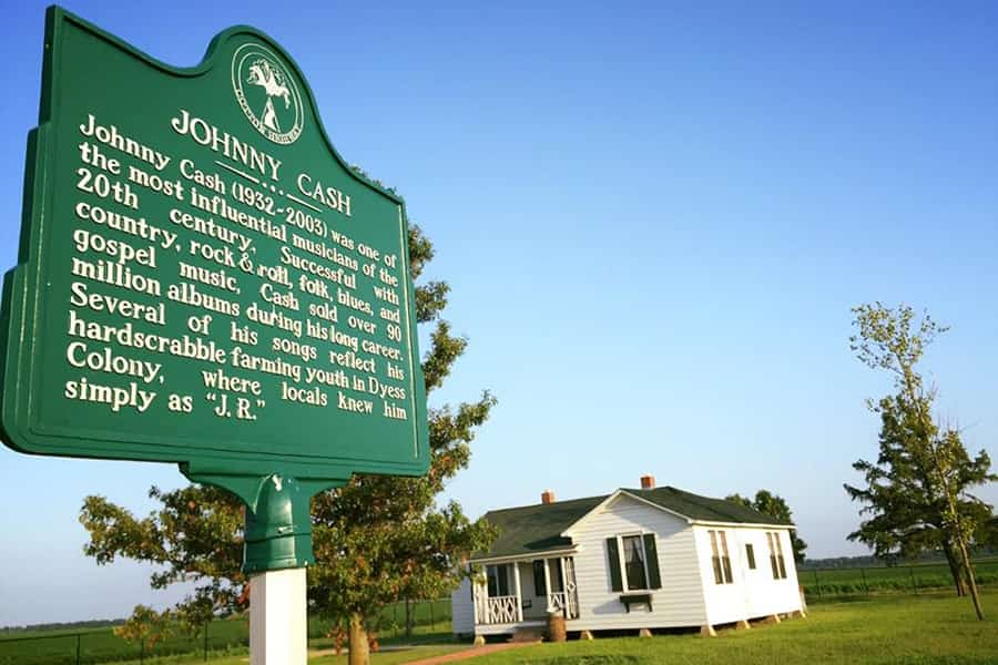 a historical marker in front of the johnny cash boyhood home memorial in arkansas