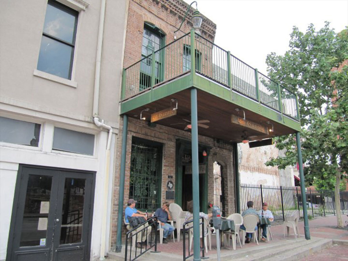 the exterior of la carafe an historic wine bar in downtown houston