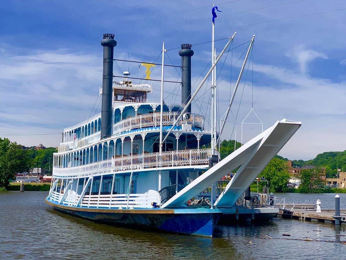a riverboat on the mississippi river in memphis