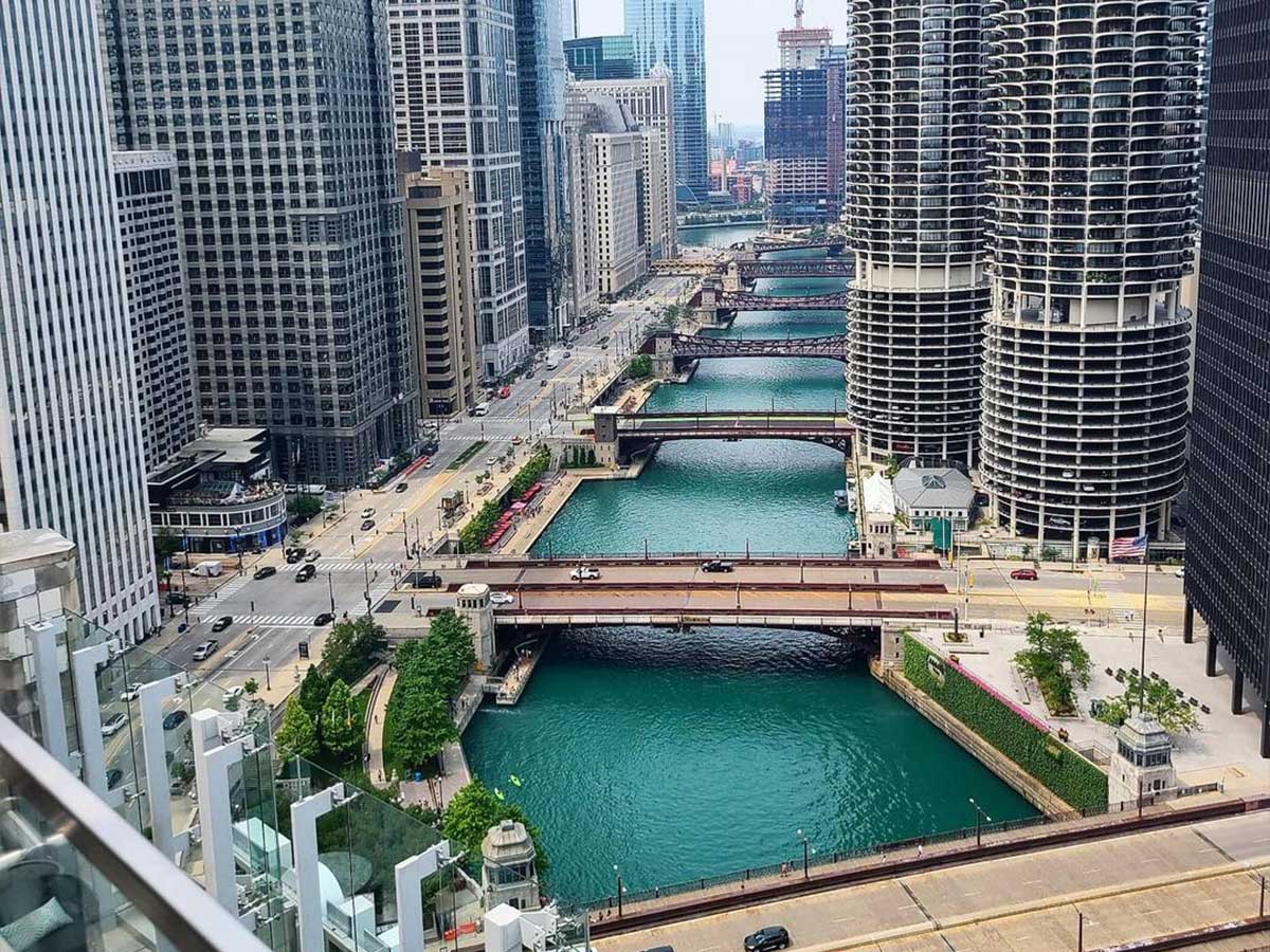 the start of the magnificent mile at the chicago river