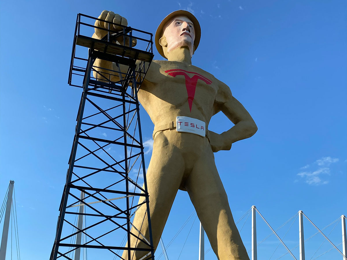 the golden driller statue at the tulsa fairgrounds