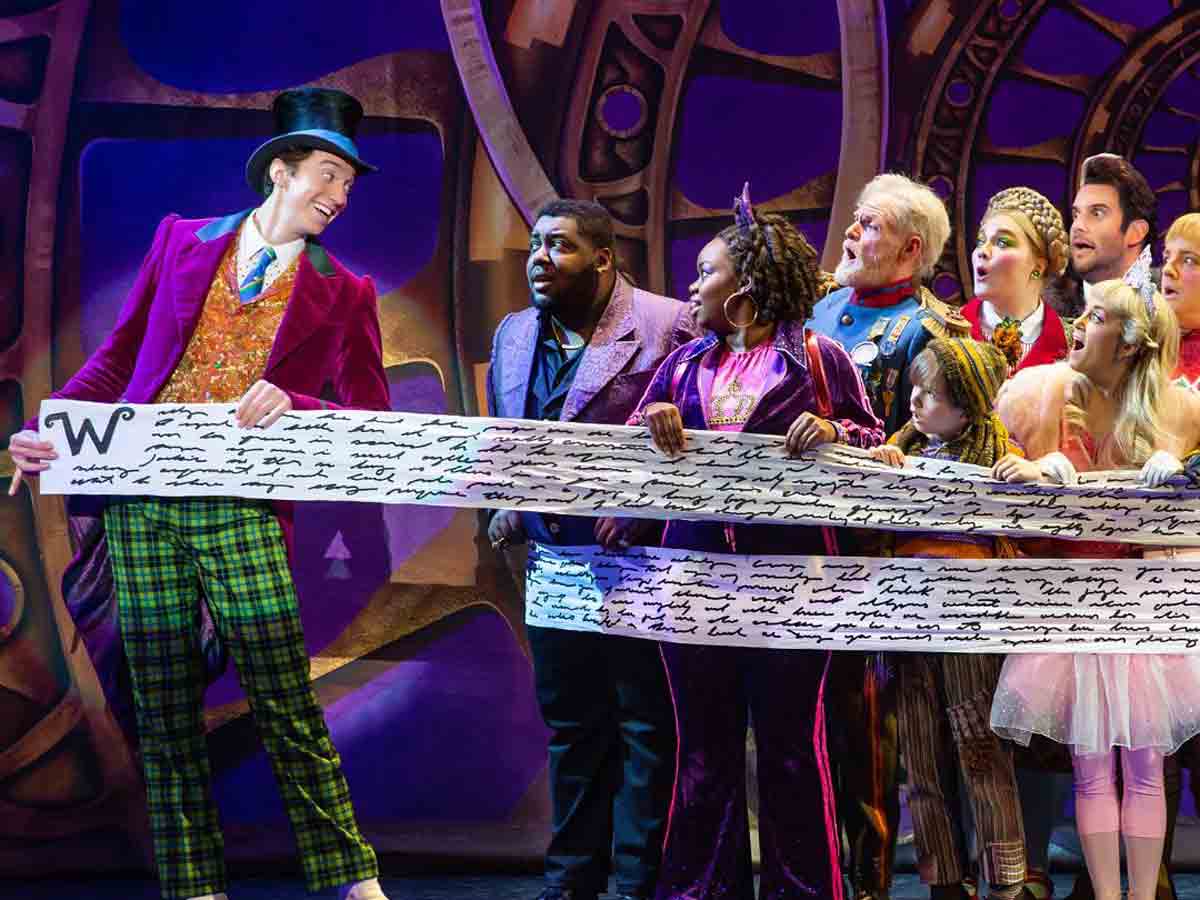 the cast of charlie and the chocolate factory on stage at the fox theatre in st. louis