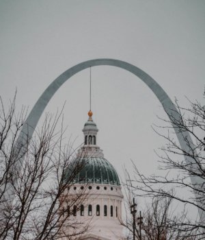 the st. louis arch over the old st. louis county courthouse