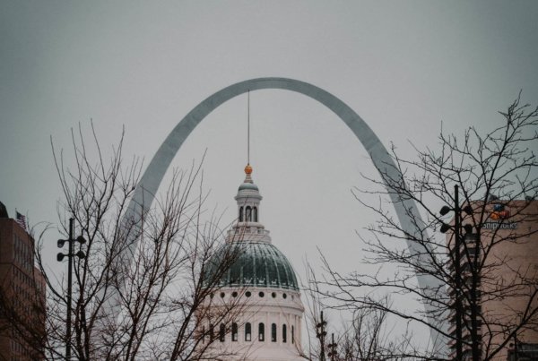 the st. louis arch over the old st. louis county courthouse