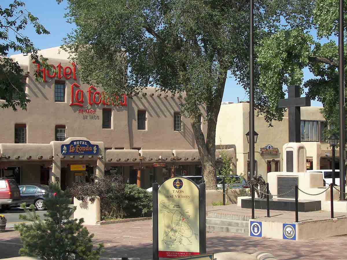 taos plaza in new mexico