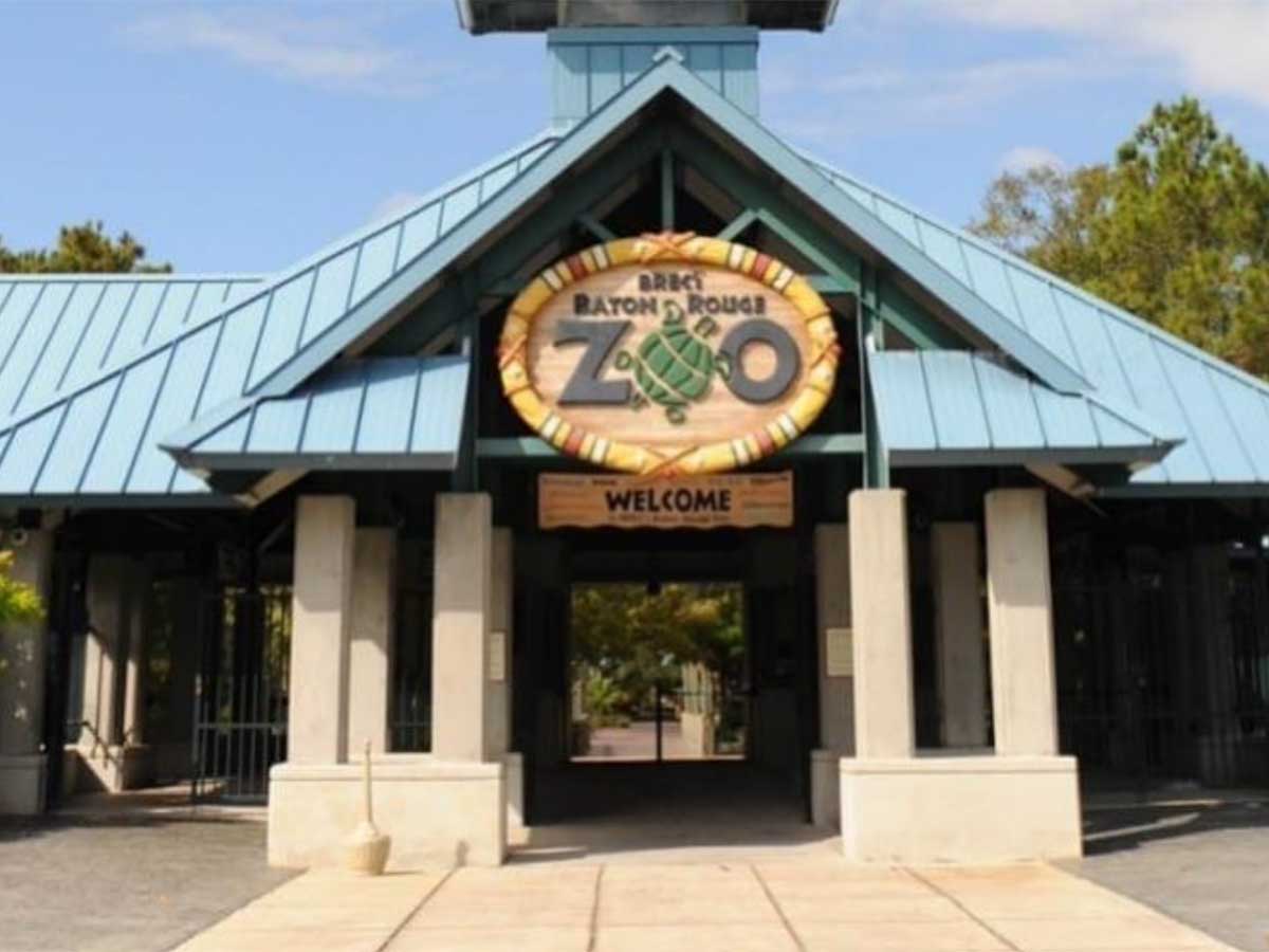 the entrance gate of the baton rouge zoo