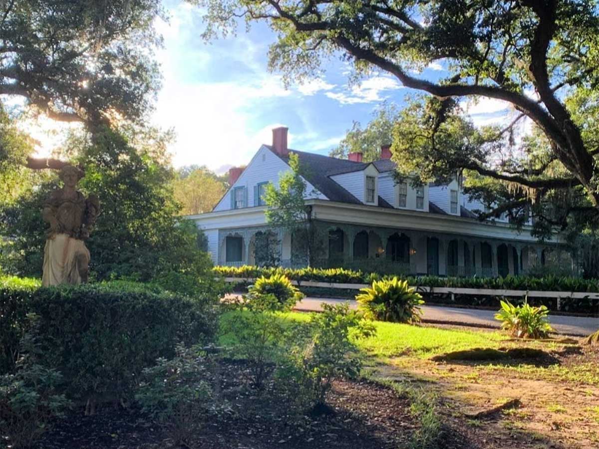 the haunted main building on the myrtles plantation