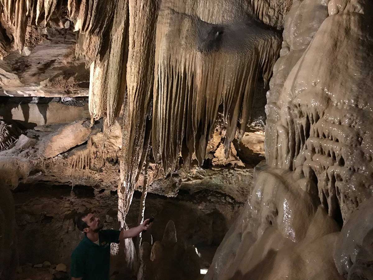 geologic formations inside raccoon mountain caverns
