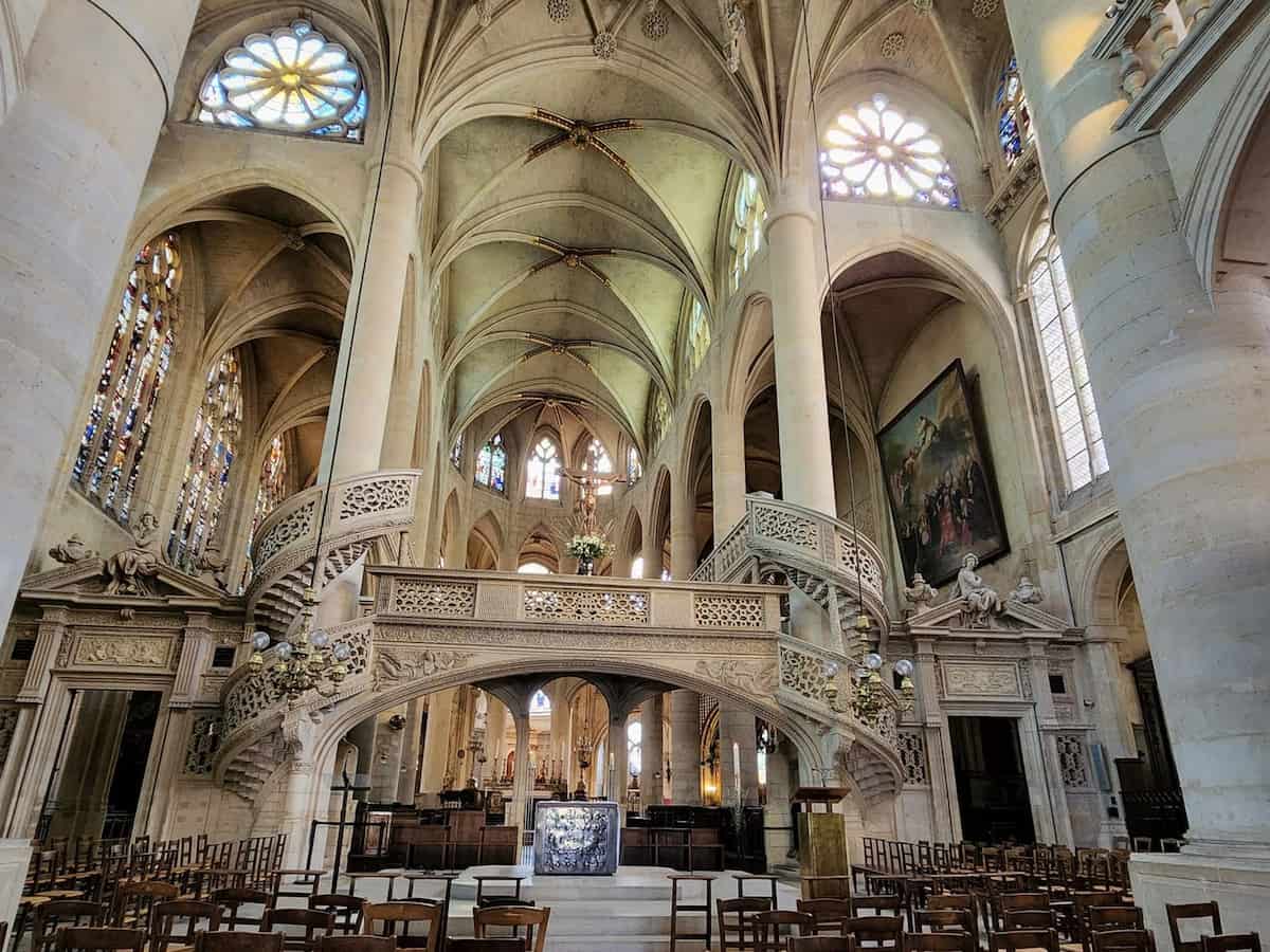 the ornate architecture of the inside of Saint-Étienne-du-Mont in paris