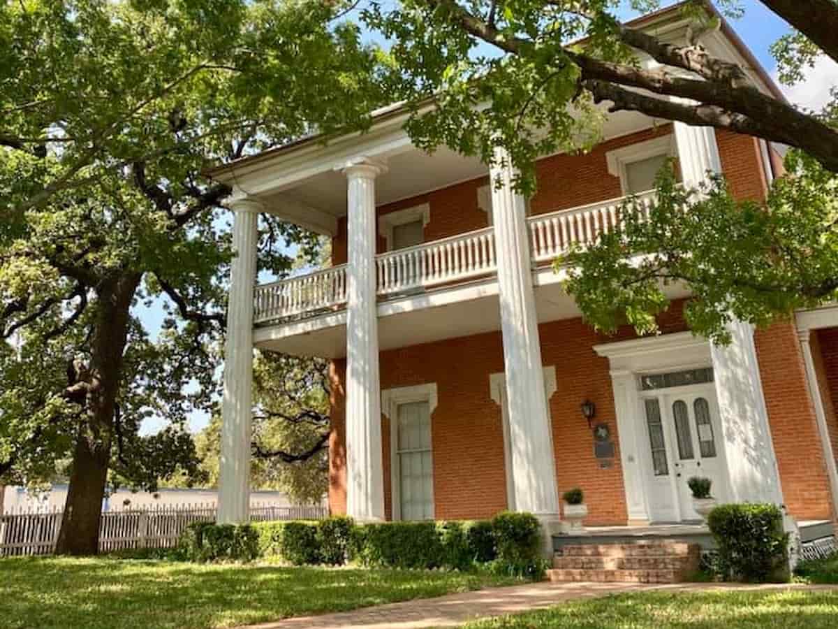 the exterior of the mcculloch house museum in waco, texas