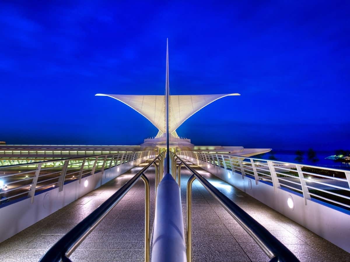 an exterior view of the architecture of the milwaukee art museum