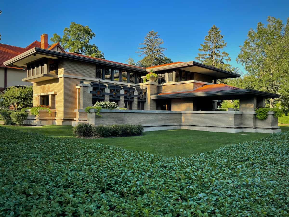 an exterior view of the meyer may house designed by frank lloyd wright